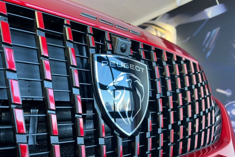 Peugeot 2008 Allure Hybrid 145 e-DCS6