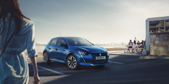 Новый Peugeot e-208 в электрической версии и уже с наградой